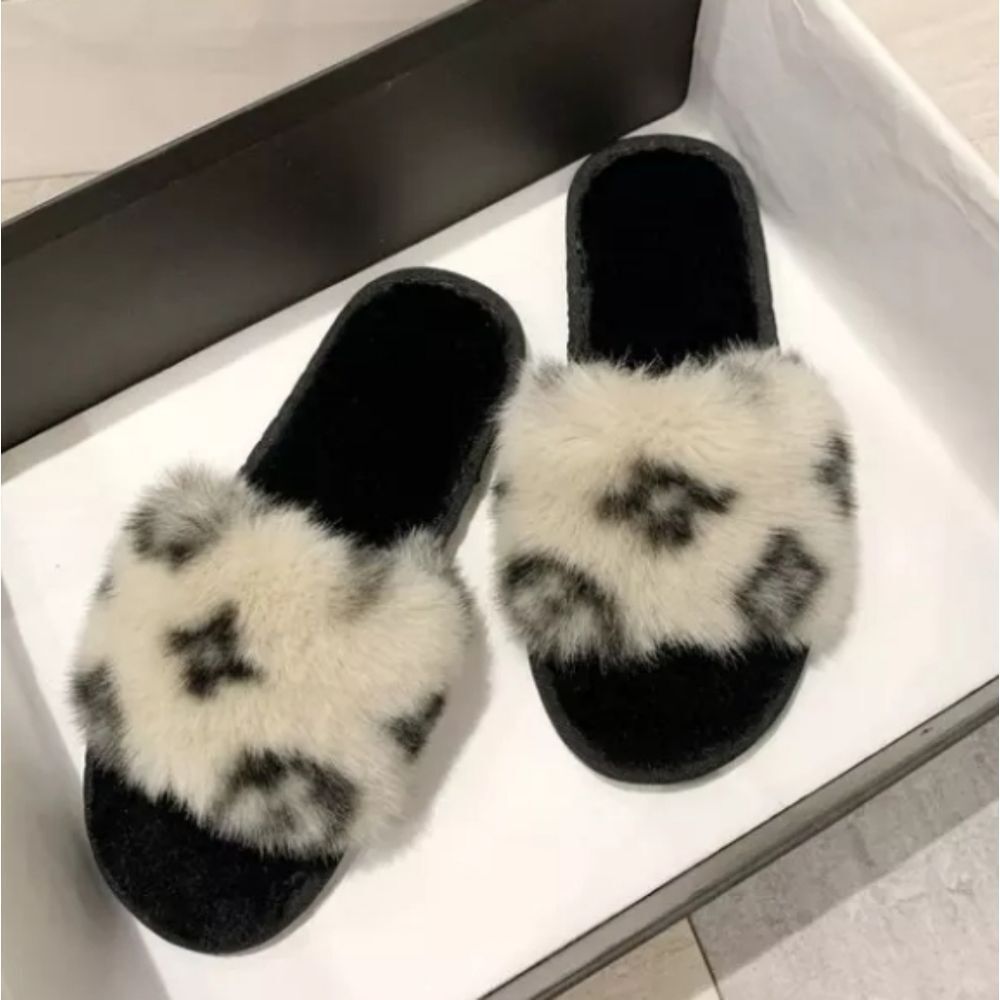 ⏬️PRICEDROP⏬️White & Black Faux Fur Sandals